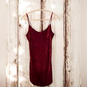 🚨Forever 21 Shimmery Burgundy Velvet Bodycon Dress